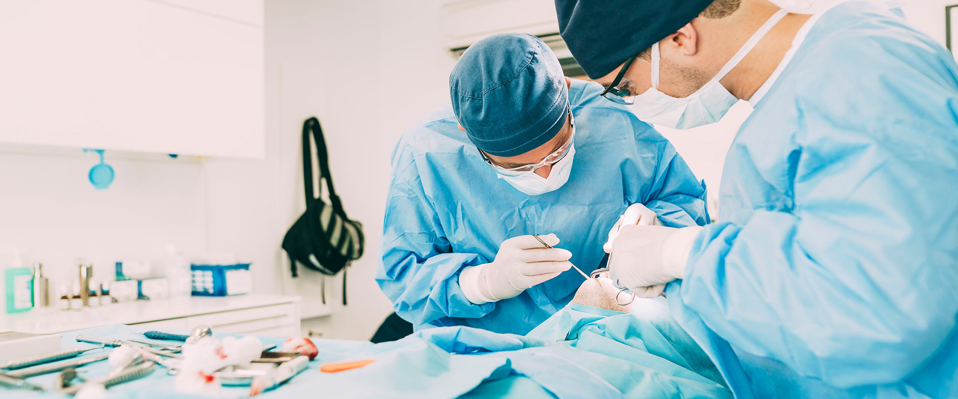 Zwei Kieferorthopäden der Kieferorthopädischen Chirurgie operieren einen Patienten. Das Implantatzentrum Brückner ist auf Kieferorthopädie und Oralchirurgie spezialisiert.