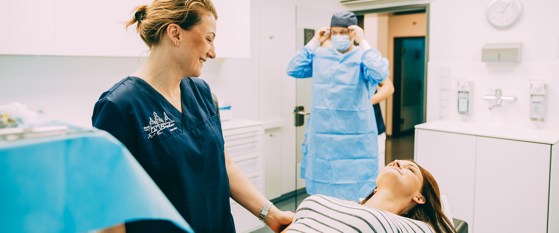 Das Bild zeigt eine ZFA, welche die Patientin auf die anstehende Narkose vorbereitet. Durch eine Narkose bei den Zahnärzten Brückner in Dresden bekommen ängstliche Patienten vom notwendigen Eingriff nichts mit.
